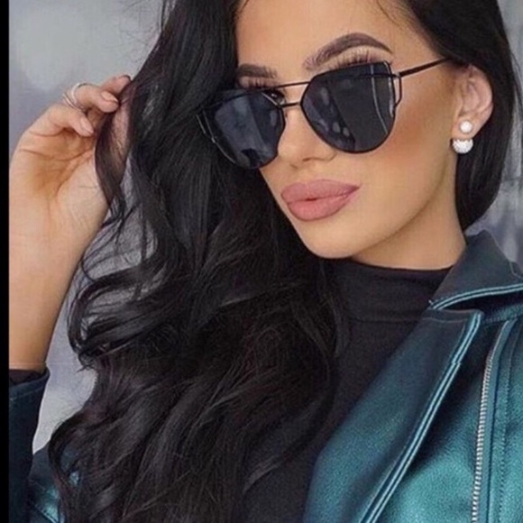 Black Mirrored Sunglasses - Picture 2 of 6